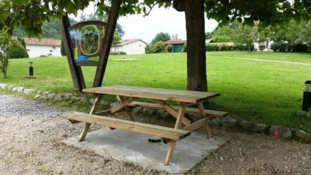 Installation d'un banc pique-nique place de la salle des Fêtes - 2018
