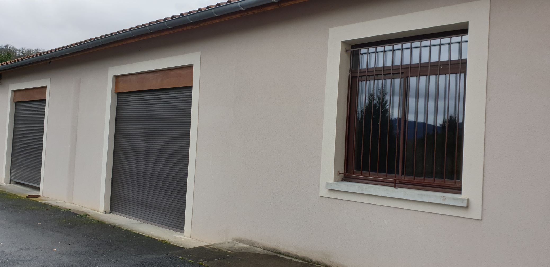 Pose de grilles anti-intrusion aux fenêtres de la salle des fêtes - Décembre 2021