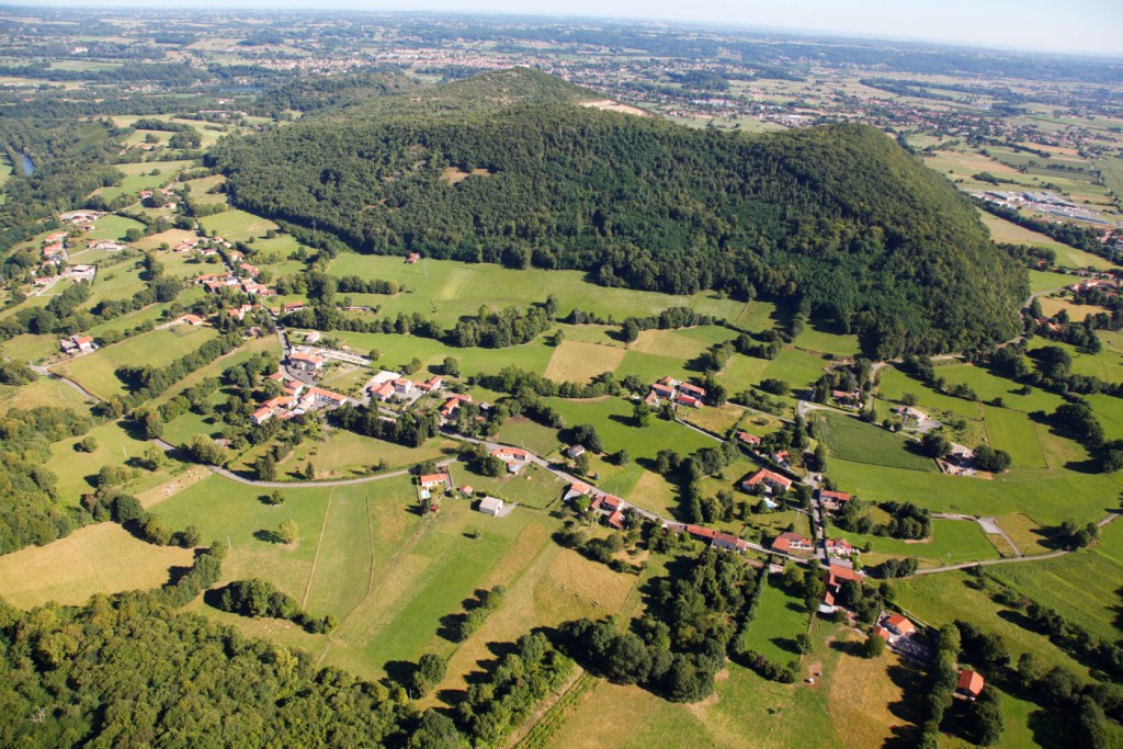 Vue générale du village, à gauche la Garonne, en face la colline du Picon-Garros, à droite la zone commerciale - juin 2013