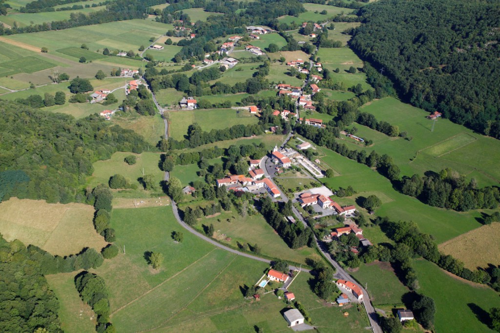 La rue principale du Village, la Mairie, la salle des fêtes, l'église, le cimetière et le village vers l'Ouest - juin 2013