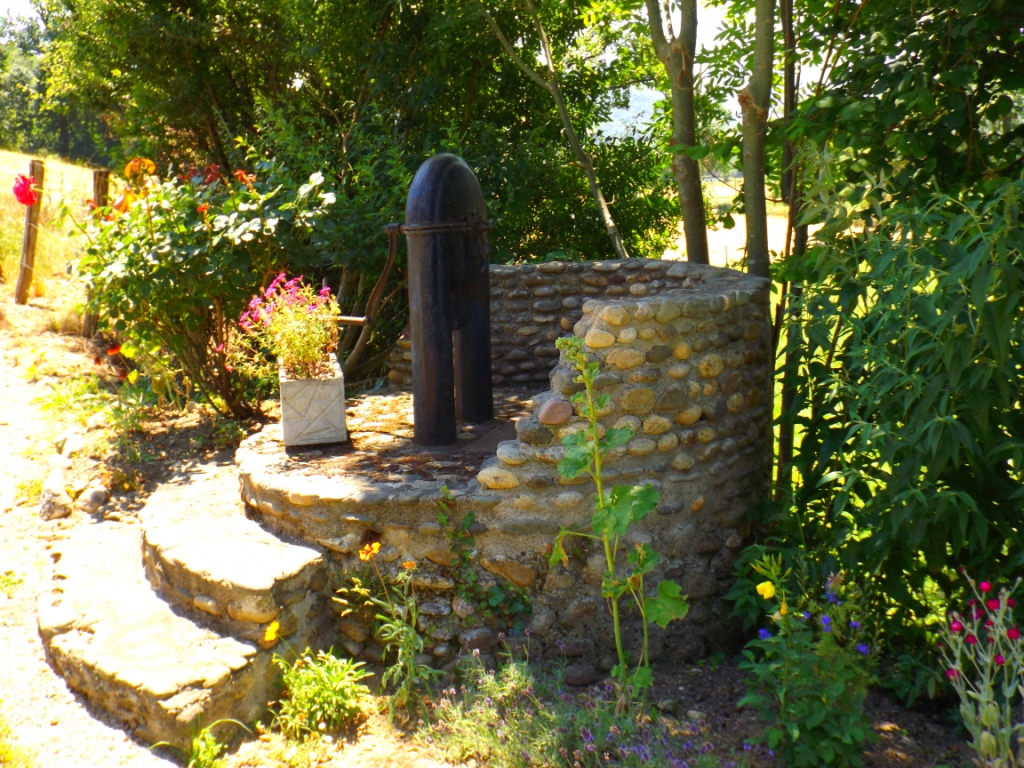 Ancienne fontaine du Pradiot : rose trémière, lavande, rosiers ...
