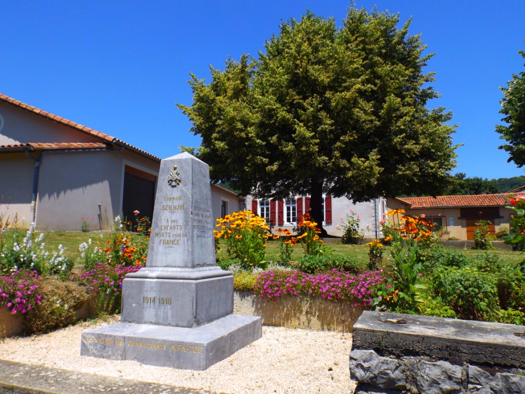 Monument aux Morts : rudbeckias, pourpiers, rosiers ...